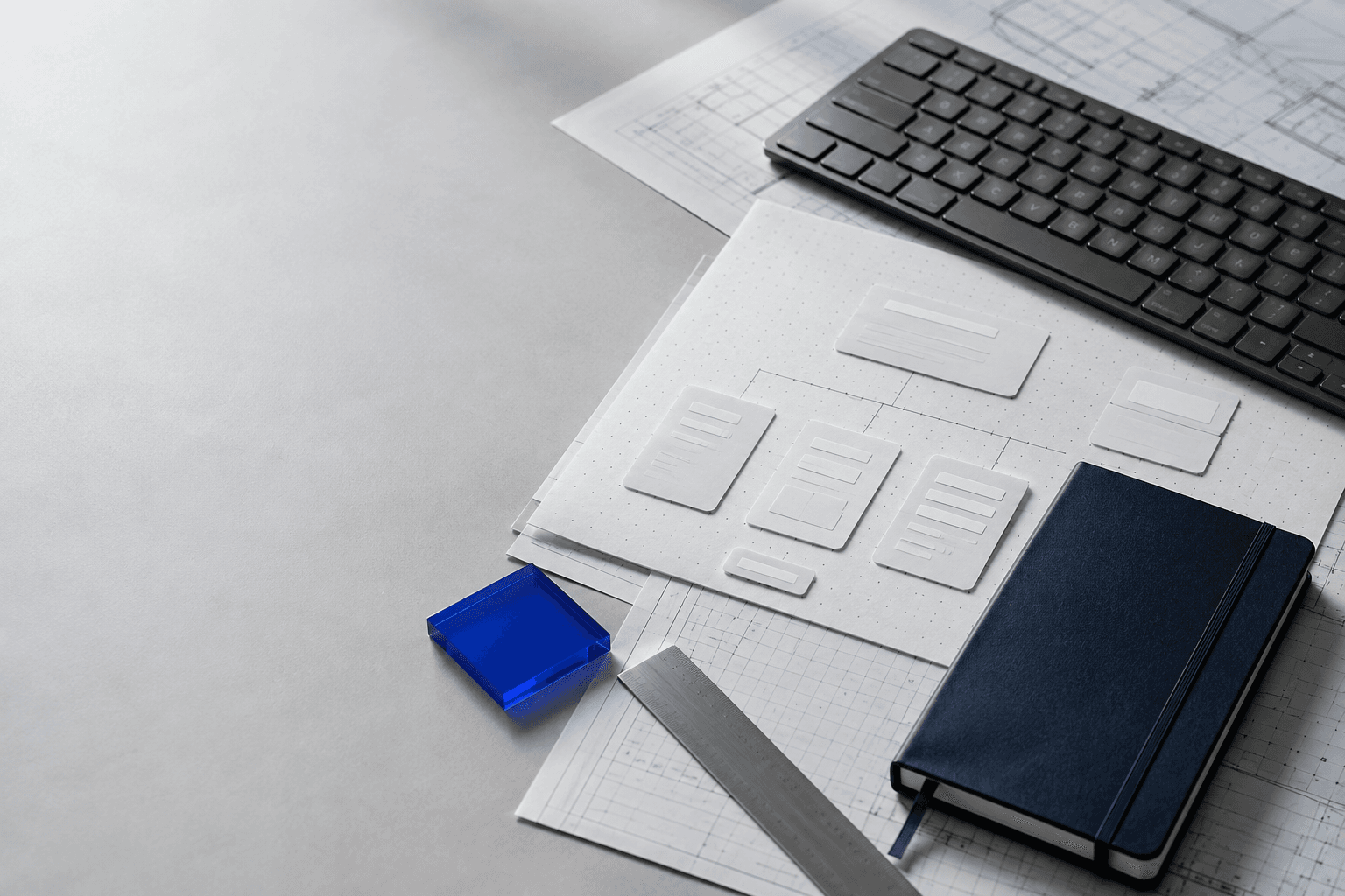 Perlengkapan belajar AI coding dan product planning di atas meja kerja